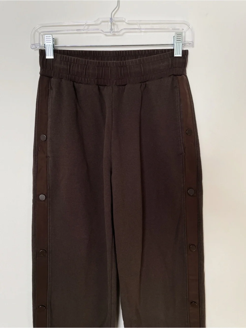 Alo courtside tear away snap pants sweats sweat pants chocolate brown stripe XS